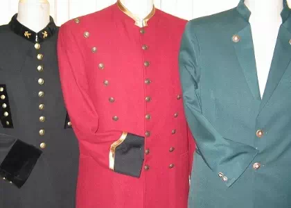 trzy kolorowe mundury